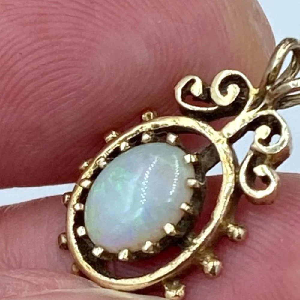 Vintage 1970’s 14k Yellow Gold Genuine Opal Pendant